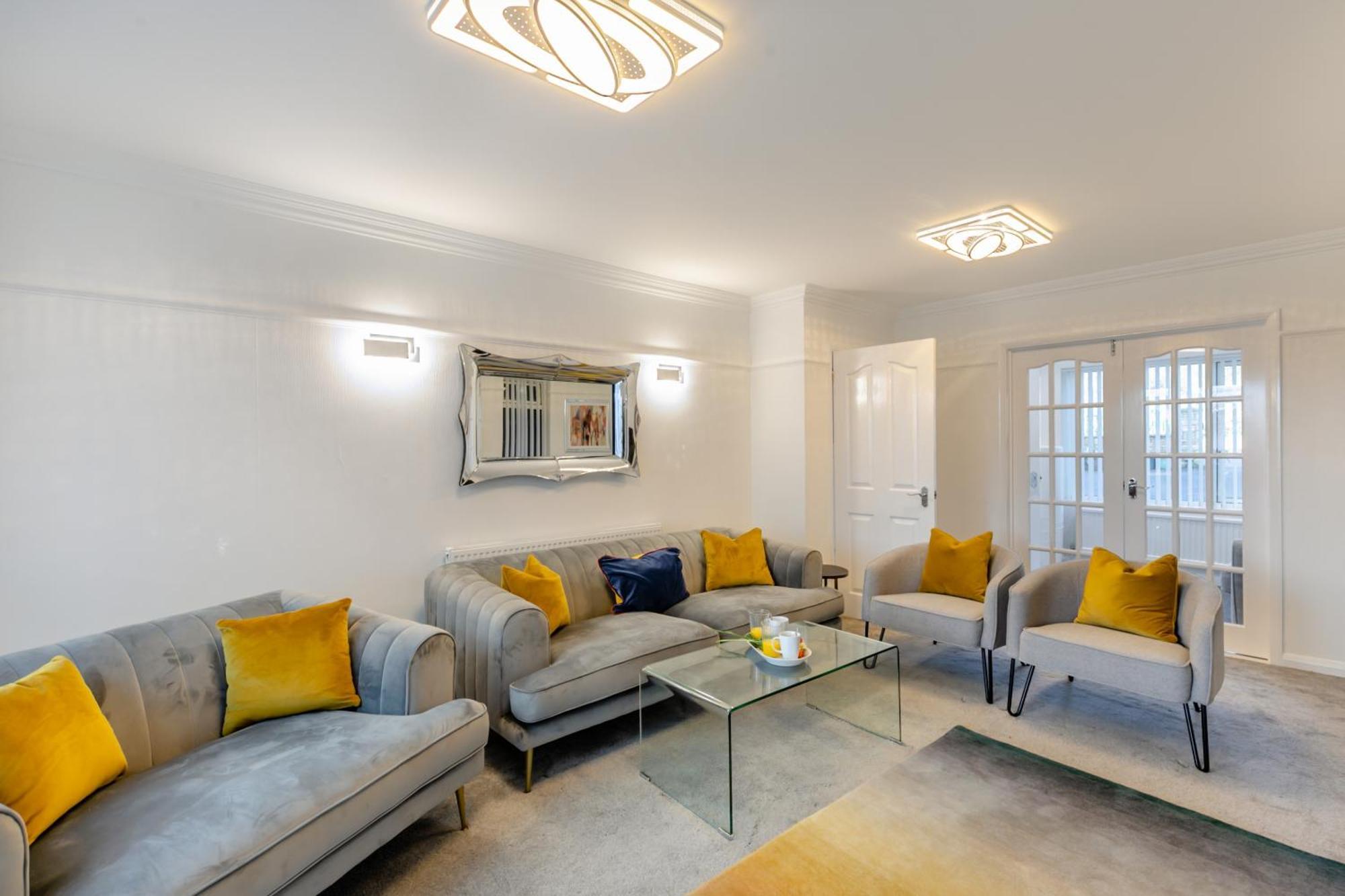 Robinswood House - A Beautiful Family Home Near The Cotswold Глостер Экстерьер фото